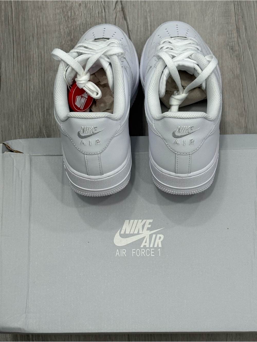 Nike White Leather Low-Top Sneakers BNWT size 8 AT-7/52 - Picture 4 of 8